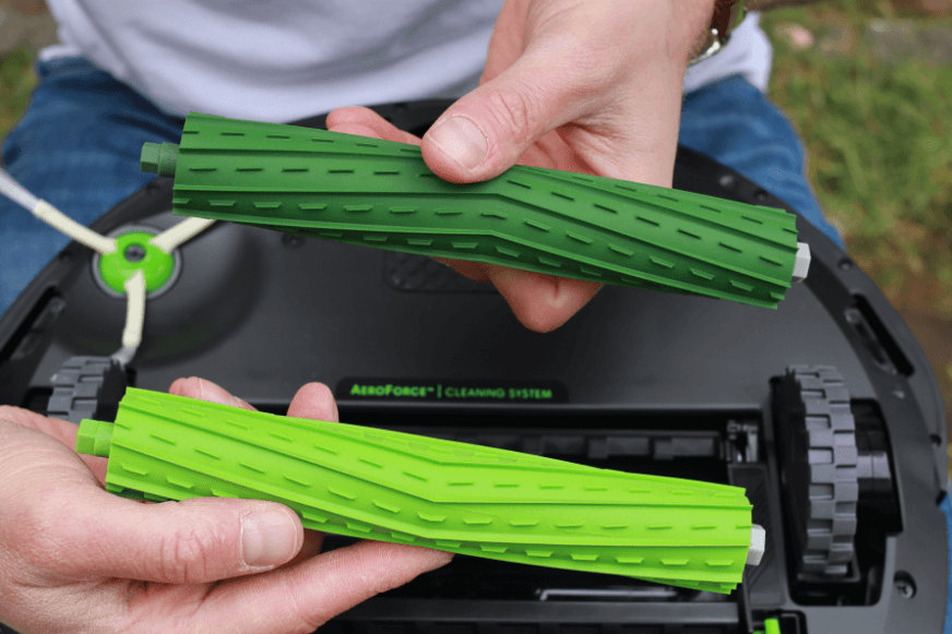 Die zwei grünen Gummibürsten des iRobot Roomba i3 werden von unten gezeigt